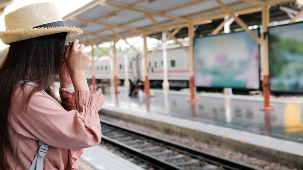 鉄道を撮影する女性